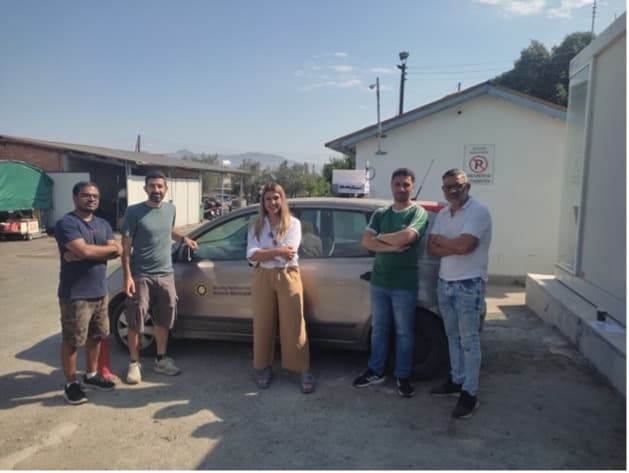 Η ομάδα μελέτης της αστικής θερμικής νησίδας στη Λευκωσία δίπλα σε δημοτικό όχημα μετρήσεων